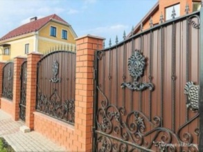 Кирпичный забор с ковкой  150 метров фото в Правдинском