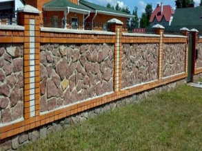 Кирпичный забор с камнем 12 метров фото в Правдинском