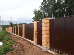 Кирпичный забор на ленточном фундаменте 12 метров фото в Правдинском