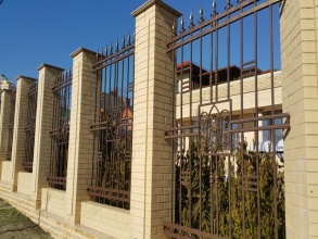 Кирпичный забор с ковкой  10 метров фото в Правдинском