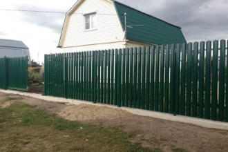 Забор из евроштакетника на ленточном фундаменте 70 метров фото в Правдинском