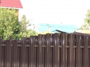 Забор из евроштакетника на ленточном фундаменте 10 метров фото в Правдинском
