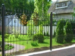 Кованые заборы на ленточном фундаменте 80 метров фото в Правдинском