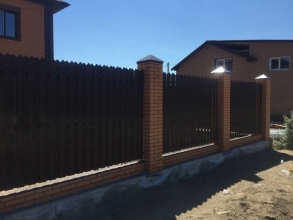 Кирпичный забор на ленточном фундаменте 200 метров фото с установкой